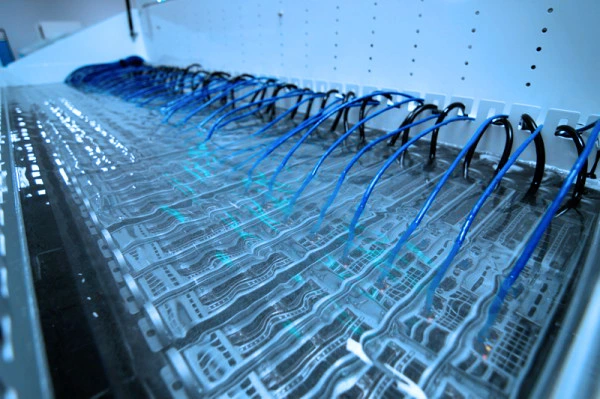 Cold Plate vs. Immersion: Welche Flüssigkeitskühlungsarchitektur passt zu Ihrem Rechenzentrum?