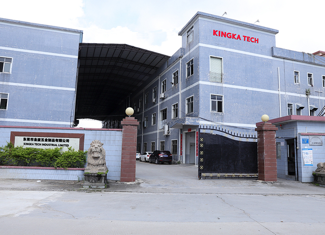 Das-Haupttor-der-Fabrik